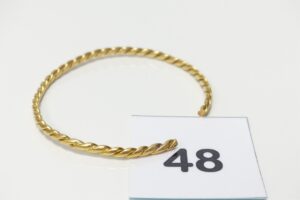 1 bracelet jonc torsadé en or 916/1000 22K (détérioré). PB 19,6g