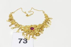 1 collier draperie en or 875/1000 21K orné d'une pierre rouge (L26cm). PB 15,1g