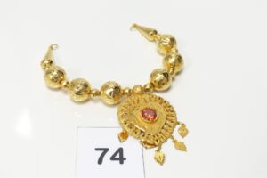 1 Collier à décor de boules ouvragées et motif coeur orné d'une pierre orange, le tout monté sur cordon en tissu et en or 875/1000 21k (manque attache).PB 22,9g