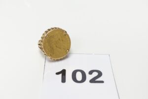 1 Bague en or 750/1000 18k, serti-griffes 1 pièce de 10frs NapIII (td51). PB environ 8g