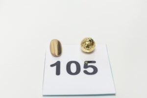 1 pendentif à décor d'un ballon et un ongle. Le tout en or 750/1000 18k PB 2,1g
