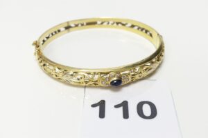 1 Bracelet rigide ouvrant en or 750/1000 18k, à décor floral orné de quelques petites pierres (diamètre 5,5/6cm). PB 21,3g