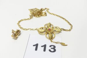 1 Collier maille articulée motif central floral et orné d'une petite pierre rouge (manque pampille) et 2 boucles ornées d'une rang de petites pierres. Le tout en or 750/1000 18k PB 10,9g