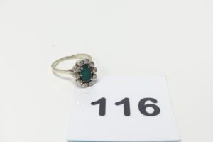 1 Bague en or 750/1000 18k, centrée d'une pierre verte entourage petits diamants (td55). PB 4,1g