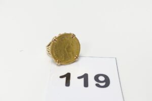 1 Bague en or 750/1000 18k, serti-griffes 1 pièce de 10frs or 900/1000 (RF, td47). PB 7,4g