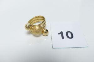 1 Bague en or 750/1000 à décor de boules dont 1 polie et granitée (cabossée, Td60). PB 4,4g