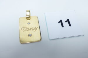 1 Pendentif plaque en or 750/1000 gravée et ornée de 2 petits diamants (Hauteur 4cm). PB 17,8g