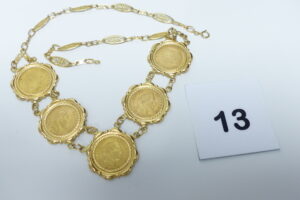 1 Collier en or 750/1000 à maillons filigranés, motif central serti de 5 pièces de 10Frs en or 900/1000. PB 36g
