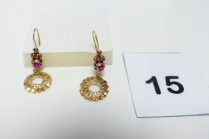 2 Pendants en or 750/1000 à décor floral ornés de petites pierres roses. PB 3,9g