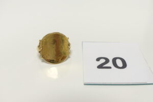 1 Bague en or 750/1000 ornée d'un motif style pièce (Td61). PB 3,6g