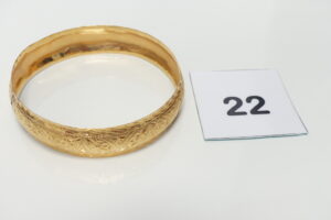 1 Bracelet rigide et ouvragé en or 750/1000 (petite soudure métal, Diamètre 7cm). PB 14,4g