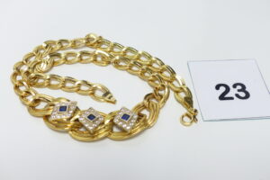 1 Collier maille fantaisie en or 750/1000 motif central orné de pierres bleues et blanches (Longueur 43cm). PB 19,9g