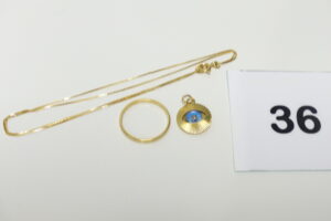 1 Chaîne fine maille carrée (Longueur 38cm), 1 alliance (Td56) et 1 pendentif centré d'un oeil bleu, le tout en or 750/1000. PB 3,6g