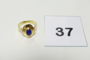 1 Bague en or 750/1000 ornée d'une pierre bleue cabochon (Td56). PB 3,6g