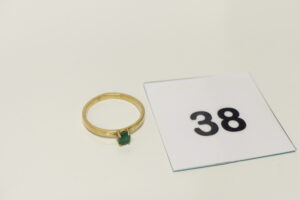 1 Bague en or 750/1000 ornée d'une pierre verte (Td59). PB 3,1g
