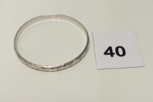 1 Bracelet rigide en or blanc 750/1000 (creux, fragile, Diamètre 6,5cm). PB 6,3g