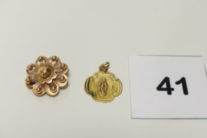 1 Médaille de la Vierge abimée (soudure bas titre sur l'anneau) et 1 broche à décor floral (restaurée), le tout en or 750/1000 (18K). PB 3,9g