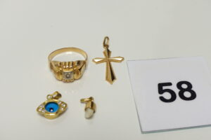 2 Pendentifs (1 centré d'un oeil bleu et orné de pierres blanches)(1 orné d'une dent de lait), 1 chevalière ornée d'une petite pierre (Td58) et 1 croix, le tout en or 750/1000. PB 5,3g