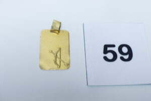 1 Pendentif plaque gravée signe du Sagittaire en or 750/1000 (18K, petit choc en bas). PB 5g
