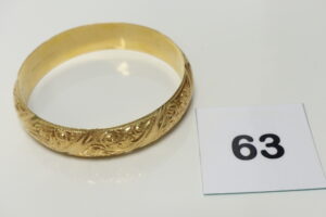 1 Bracelet rigide et ouvragé en or 750/1000 (18K, Diamètre 6,5cm, soudure en or 585/1000). PB 36,3g