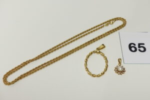 2 Pendentifs (1 anneau torsadé)(1 à décor floral centré d'une perle blanche entourée de petites pierres) et 1 chaîne maille corde (Longueur 64cm), le tout en or 750/1000 (18K). PB 6,4g