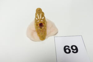 1 Bague en or 916/1000 (22K) ornée d'une pierre rouge (Td52). PB 2,9g