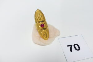 1 Bague en or 875/1000 (21K) ornée d'une pierre rouge (Td57). PB 3,2g
