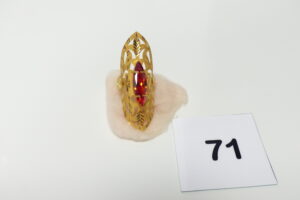 1 Bague en or 875/1000 (21K) ornée d'une grosse pierre rouge (Td59). PB 5,4g