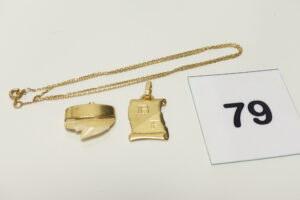 2 Pendentifs (1 plaque initiales "BF" gravées)(1 orné d'une dent de requin, anneau de bout détérioré) et 1 chaîne maille forçat (Longueur 40cm), le tout en or 750/1000 (18K). PB 8,1g