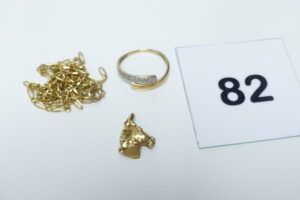 1 Pendentif à décor d'une tête de cheval et 1 chaîne maille alternée (détériorée), le tout en or 750/1000 (18K) PB 7,7g et 1 bague en or 375/1000 (9k) ornée de tous petits diamants (Td52) PB 1,1g. PB total 8,8g