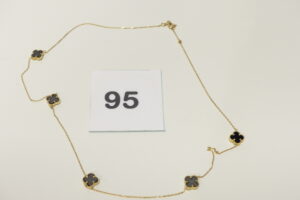 1 Collier en or 750/1000 (18K) à décor de motifs en forme de trèfle serti de pierres (Longueur 42cm, fragile). PB 4,5g