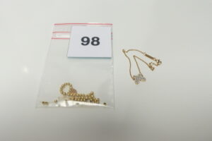 2 Bracelets en or 750/1000 (18K)(1 à décor d'un motif en forme de papillon serti une pierre nacrée, Longueur 18cm)(1 détérioré, boules à remonter sur élastique et orné d'une petite médaille). PB 3,3g