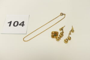1 Bracelet maille forçat (Longueur 18cm), 2 pendants à décor de boules en pampille (manque 1 pampille) et 1 boucle ornée d'une pierre verte, le tout en or 750/1000 (18K). PB 3,1g