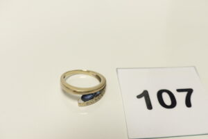 1 Bague en or 750/1000 (18K) ornée de 2 pierres bleues et 3 petits diamants (Td56). PB 4,5g