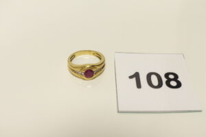 1 Bague en or 750/1000 (18K) ornée d'une pierre rouge épaulée de 6 petits diamants (Td55). PB 5,7g