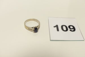 1 Bague en or 750/1000 (18K) réhaussée d'une pierre bleue épaulée de 6 petits diamants (Td56). PB 5,1g