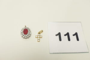 1 Pendentif centré d'une pierre rouge entourage petits diamants et 1 petite croix ornée de pierres, le tout en or 750/1000 (18K). PB 1,9g
