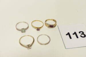 4 Bagues (1 bicolore ornée d'une pierre rouge, Td49)(1 réhaussée d'une pierre violette, Td53)(1 ornée d'une pierre bleue ciel épaulée de petits diamants, Td54)(1 solitaire serti-griffes un diamants environ 0,10ct, Td53) et 1 alliance jarretière ornée de petits diamants (Td49), le tout en or 750/1000 (18K). PB 6,5g