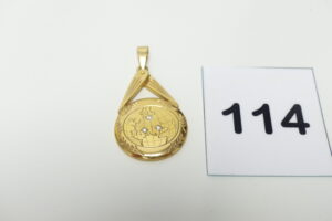 1 Pendentif médaillon à décor d'une carte ornée de 3 petits diamants et gravé"R-CORNACCHIO 2000/BARTHOLDI 500" en or 750/1000 (18K). PB 17,7g