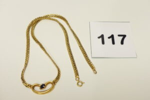 1 Collier maille anglaise en or 750/1000(18K) motif central orné d'une pierre bleue (Longueur 38cm, quelques chocs). PB 8,5g