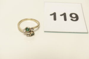 1 Bague en or 750/1000 (18K) ornée de 2 pierres vertes et 4 petits diamants (2 taille brillant et 2 taille navette)(Td54). PB 3,1g
