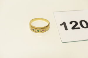 1 Bague en or 750/1000 ornée d'une pierre bleue, une verte, une rouge et de petits diamants (1 abimé, Td53). PB 3,7g