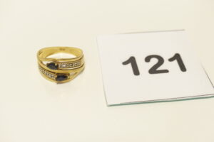 1 Bague en or 750/1000 (18K) ornée de 2 pierres bleues et 6 petits diamants (Td54). PB 3,4g