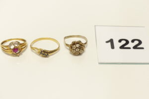 3 Bagues (1 ornée d'une pierre rouge et 2 petits diamants, 2 chatons vides, Td55)(1 ornée de pierres bleues et petits diamants, monture cabossée, Td60)(1 ornée de pierres, monture tordue, 1 chaton vide), le tout en or 750/1000 (18K). PB 7,3g