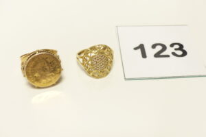 2 Bagues (1 motif ouvragé, monture cabossée, Td55)(1 ornée de petites pierres, Td54), le tout en or 750/1000 (18K). PB 5,9g