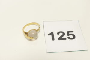 1 Bague en or 750/1000 (18K) serti-griffes une pierre cabochon (Td53). PB 3,3g