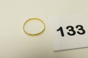 1 Alliance en or 750/1000 (18K) intérieur gravé (monture un peu tordue, Td64). PB 1,6g