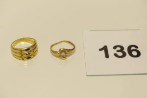 2 Bagues (1 ornée de pierres abimées et chatons vide, Td48)(1 ornée d'une pierreblanche, monture tordue, Td46 environ). Le tout en or 750/1000 (18K). PB 6,3g