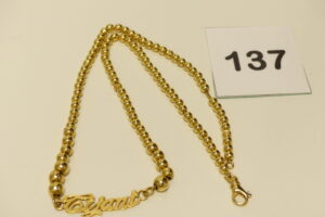1 Collier à décor de boules en or 750/1000 (18K, abimé) motif central à décor d'un prénom (Longueur 45cm). PB 13,2g