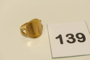 1 Bague en or 750/1000 (18K) ornée d'un motif ouvragé épaulé de pierres (Td57). PB 7,2g